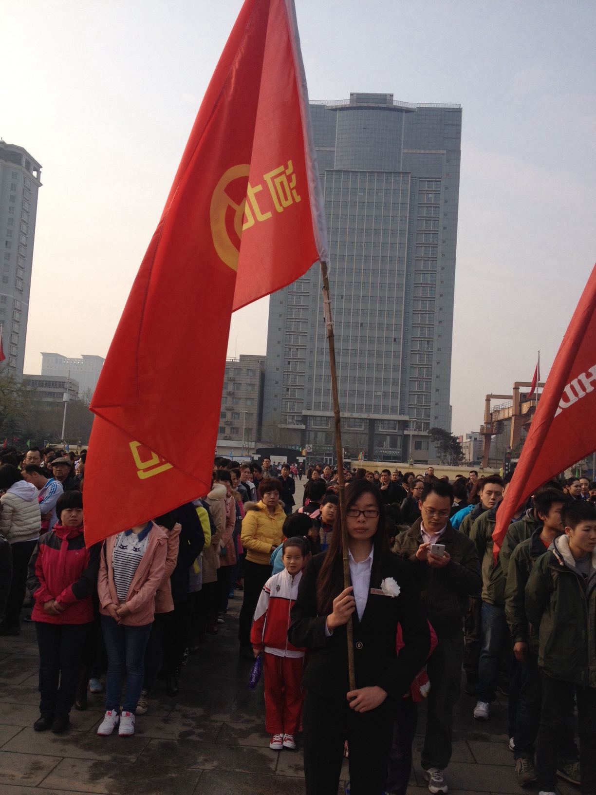 公司干部職工，到華北軍區烈士陵園掃墓，深切緬懷革命先烈